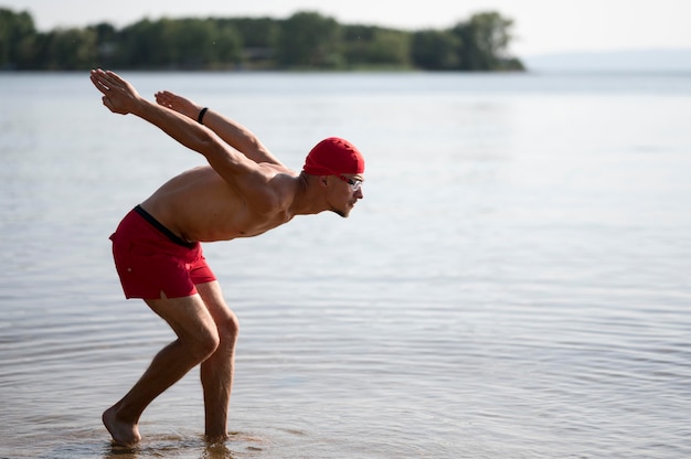 Foto gratuita atleta che salta nel lago