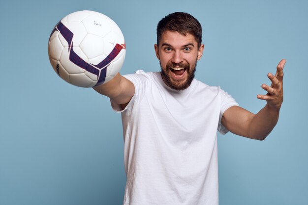 彼の手にサッカーボールを持つアスリート男 プレミアム写真