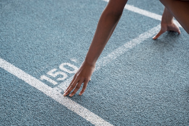 Foto gratuita atleta all'angolo alto della linea di partenza in esecuzione