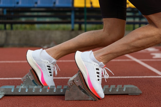 Atleta a correre vista laterale della linea di partenza