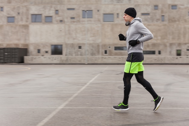 Atleta in esecuzione in ambiente urbano