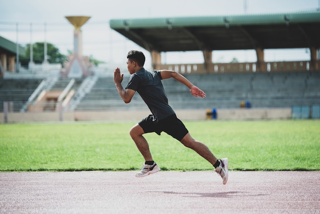 全天候型ランニングトラックに立っている選手