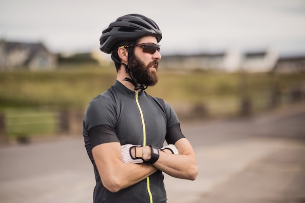 Free photo athlete standing with his arms crossed