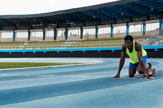 Atleta sulla linea di partenza allo stadio