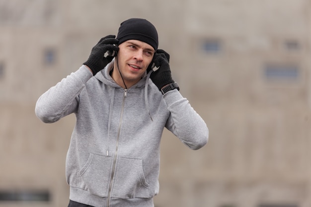 Free photo athlete wearing headphones