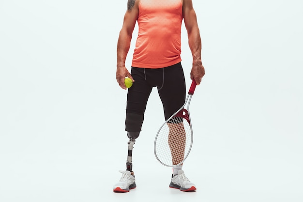 장애 또는 수족과 운동 선수 화이트에 격리입니다. 다리 보철 훈련을 가진 직업적인 남자 테니스 선수