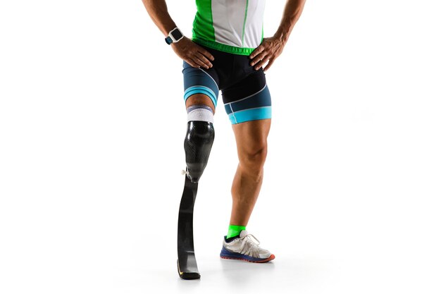 Спортсмен с ограниченными возможностями или инвалидом, изолированные на белом фоне студии. Профессиональный бегун с протезом ноги тренируется и тренируется в студии. Концепция спорта и здорового образа жизни для инвалидов.