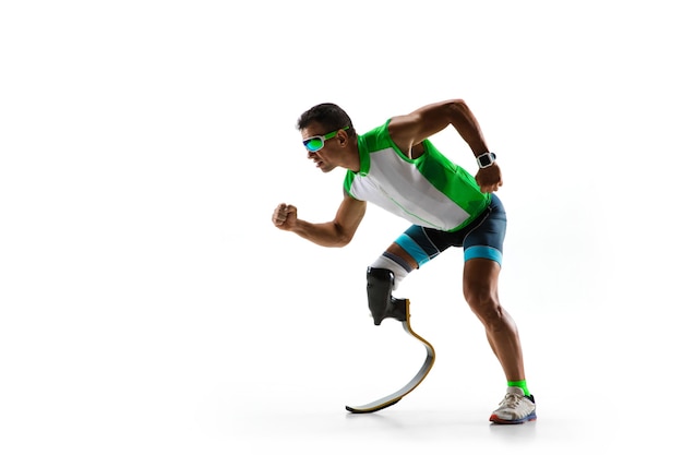 Спортсмен с ограниченными возможностями или инвалидом, изолированные на белом фоне студии. Профессиональный бегун с протезированием ноги тренируется и тренируется в студии. Концепция спорта и здорового образа жизни для инвалидов.