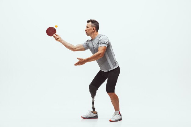 Спортсмен с ограниченными возможностями или инвалидом, изолированные на белой стене