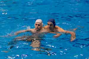 Foto gratuita atleti che giocano a pallanuoto in piscina