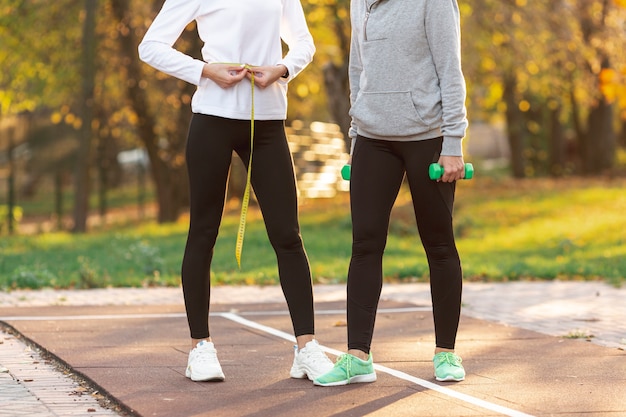 Corpi atletici che si preparano per l'allenamento