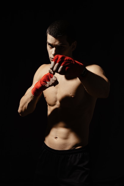 Атлетик боксер пробивает с решимостью и осторожностью