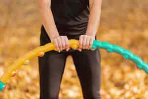 Free photo athletic female body holding a fitness device