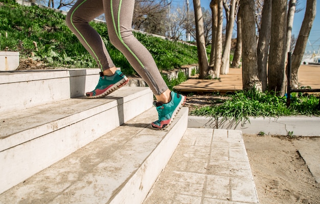 Foto gratuita le gambe femminili atletiche salgono le scale