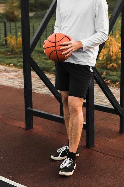 Free photo athletic man holding basketball