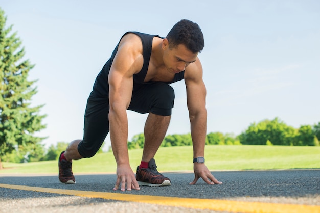 Free photo athletic man practicing sport outdoor