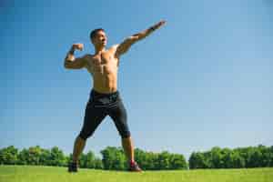 Free photo athletic man practicing sport outdoor