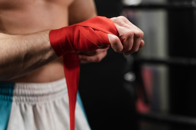 Free photo athletic man's hands close-up