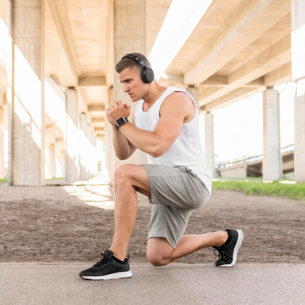 屋外でトレーニング運動の男