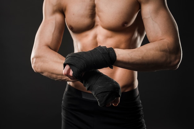 Foto gratuita torso atletico uomo muscoloso con guantoni da boxe