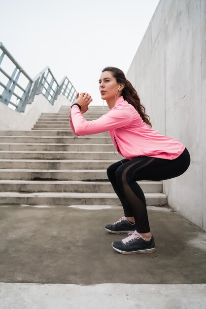 公園で運動をしている運動の女性。