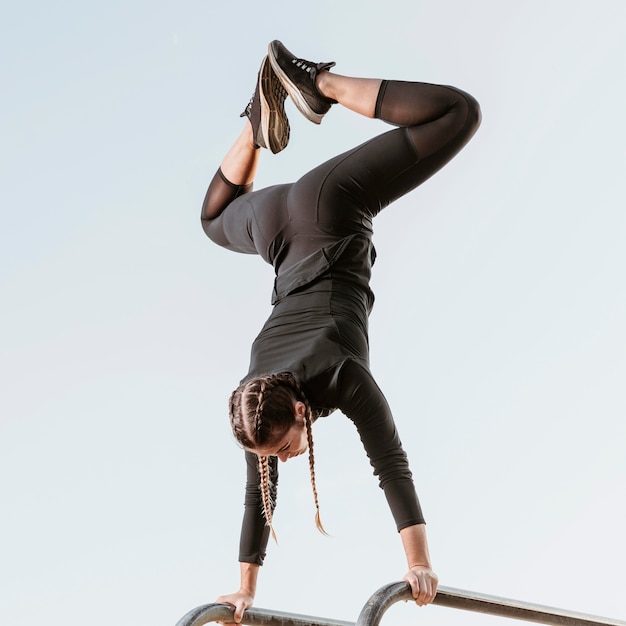 Foto gratuita donna atletica facendo esercizi all'aperto