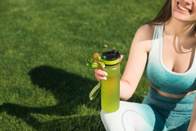 等張水を飲む運動の女性