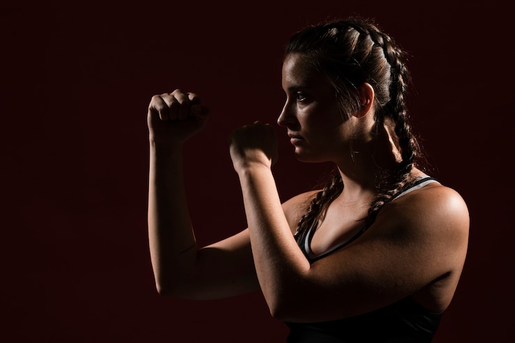 Free Photo athletic woman in fitness clothes on dark background