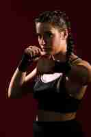 Бесплатное фото Атлетик женщина в фитнес-одежды, давая удар