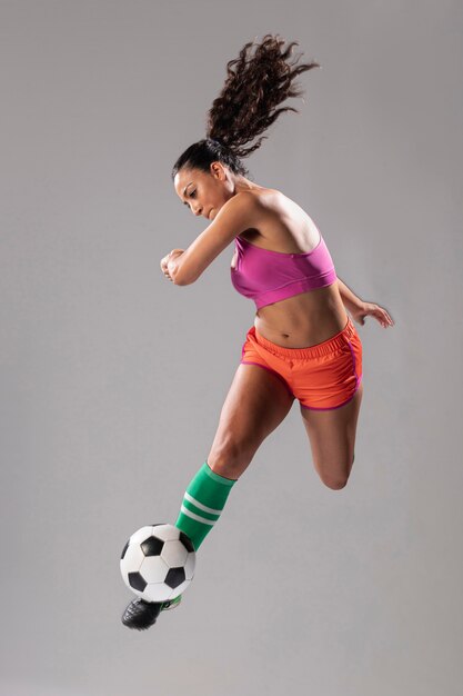 サッカーを蹴る運動の女性