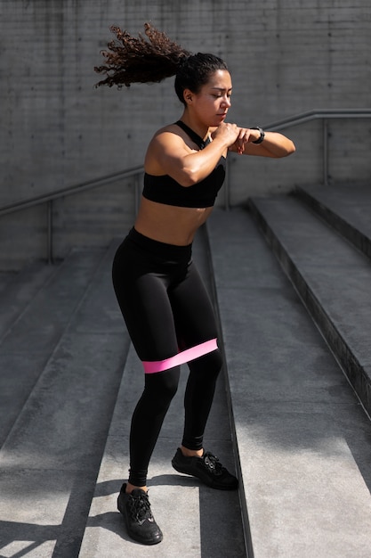 Бесплатное фото Спортивная женщина тренируется на открытом воздухе