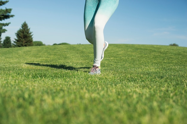 Foto gratuita funzionamento atletico della donna all'aperto in un parco