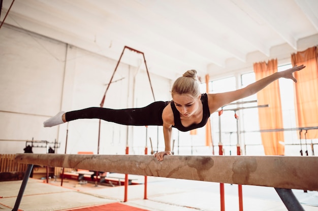 Foto gratuita donna atletica formazione sulla trave di equilibrio