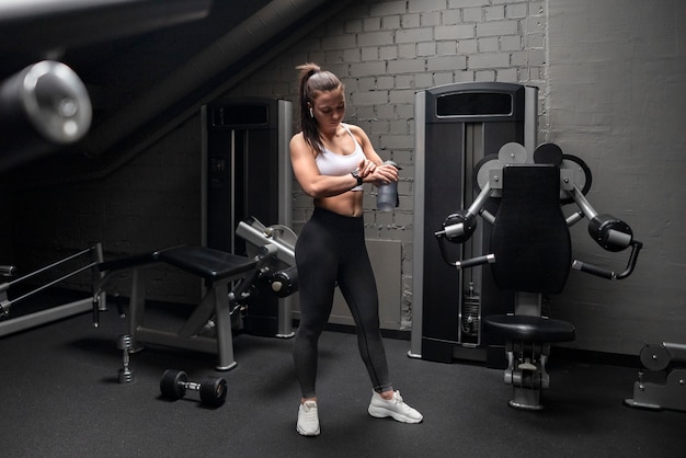 Free photo athletic woman working out in the gym