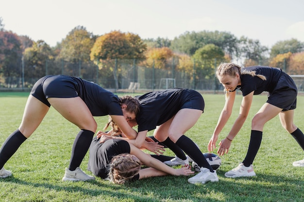 ラグビーをする運動の若い女の子