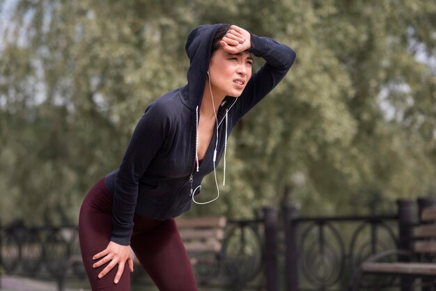 Foto gratuita giovane donna atletica stanca dopo l'allenamento