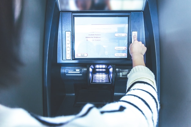 Operazione atm presso la banca