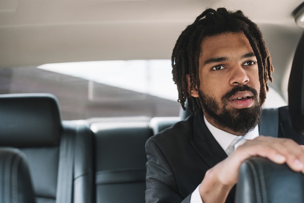 Free photo attractive afroamerican employee