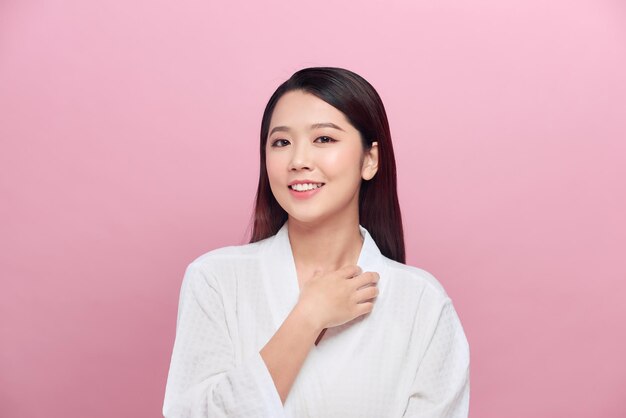분홍색 배경에 매력적인 아시아 여성 스킨 케어 이미지