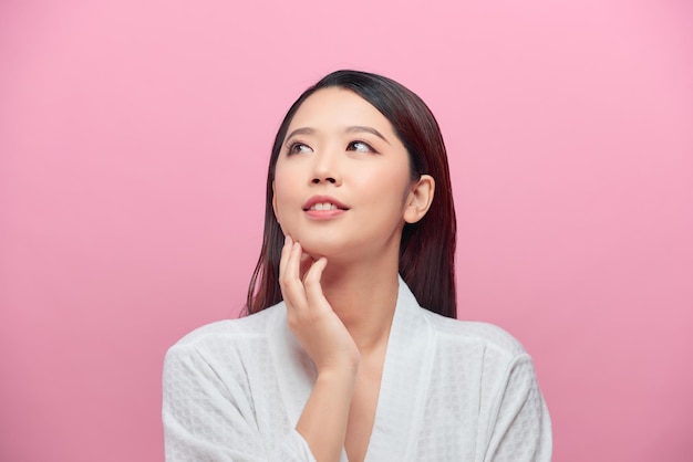 분홍색 배경에 매력적인 아시아 여성 스킨 케어 이미지