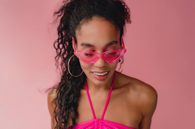 Free photo attractive black african american woman in stylish outfit on pink background