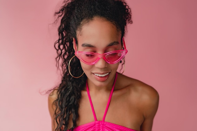 분홍색 배경에 세련된 옷을 입은 매력적인 흑인 흑인 여성