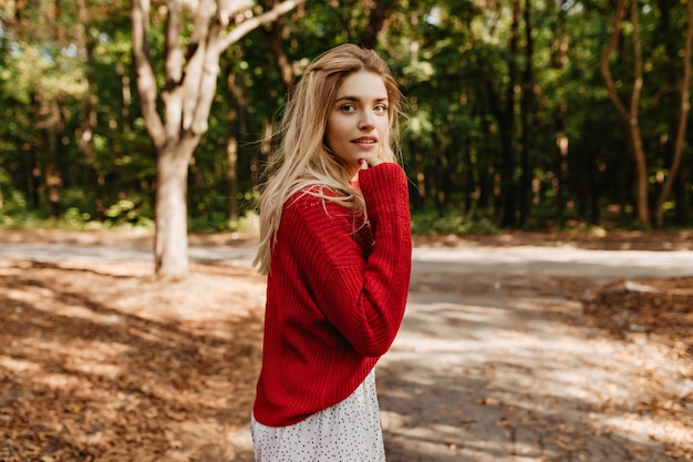 Foto gratuita attraente donna bionda che guarda scherzosamente. bella ragazza con trucco naturale e stile mod comodo.