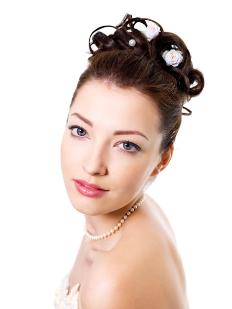 Free photo attractive  bride with modern wedding hairstyle