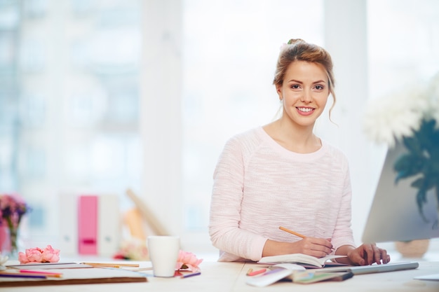 Foto gratuita donna di affari attraente in ufficio adorabile