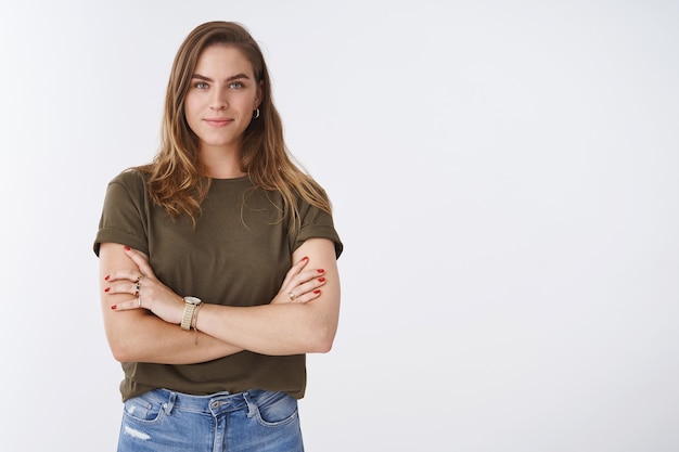 Free photo attractive confident creative good-looking female bossy employee cross arms chest self-assured pose smiling assertive ready accomplish goals feeling lucky standing white background