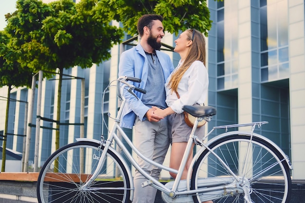 도시에서 자전거를 탄 후 데이트를 하는 매력적인 커플.