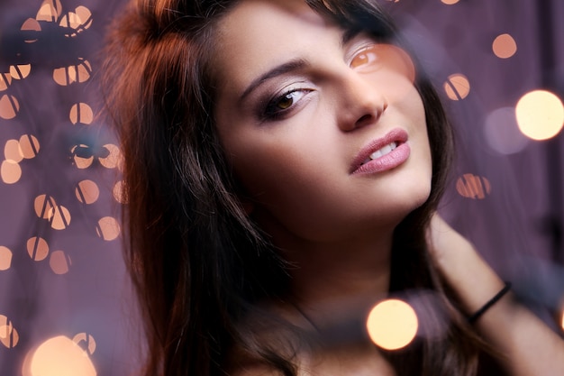 Foto gratuita bruna attraente ed elegante con gli occhi marroni