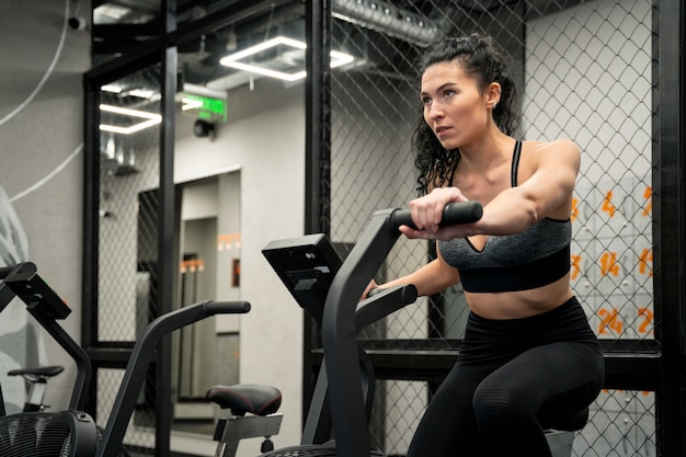 Foto gratuita attraente donna in forma che si allena in palestra