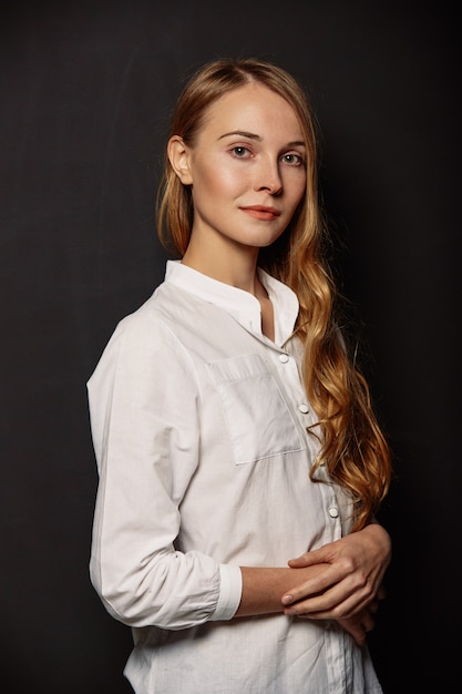 Free photo attractive girl portrait in a white shirt